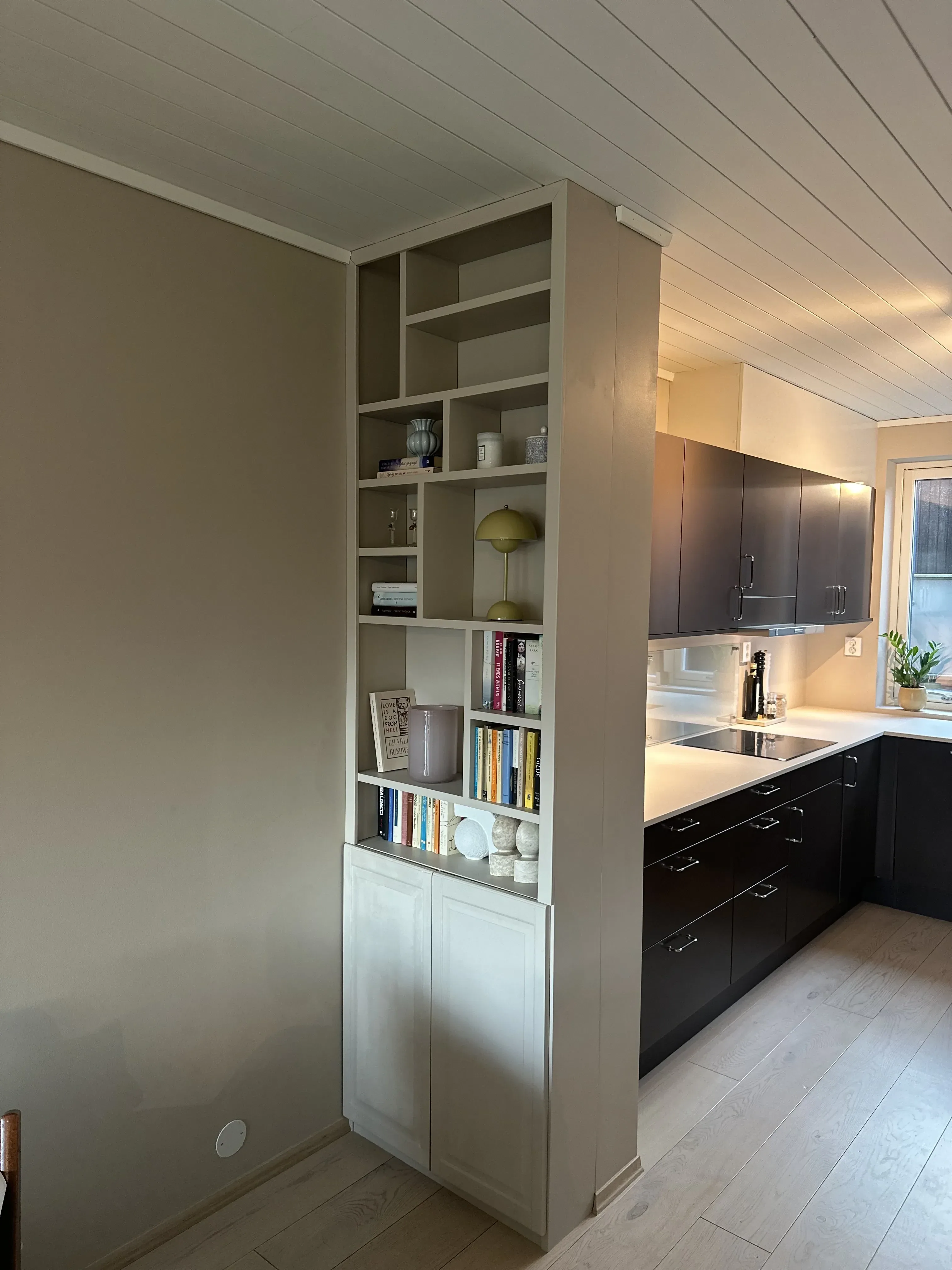 Plassbygd bokhylle installert i et hjem