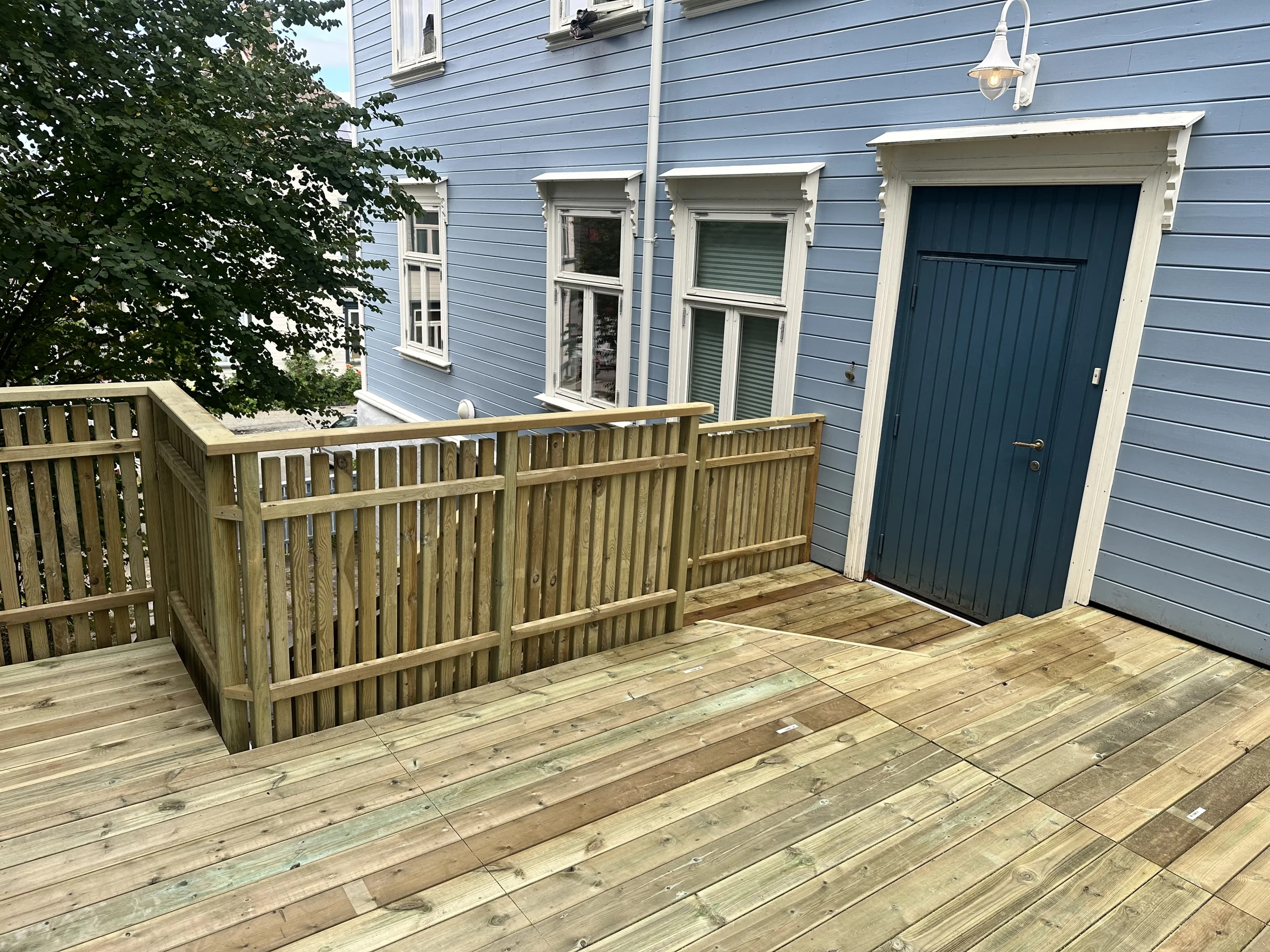 Terrasse med utsikt over norsk landskap