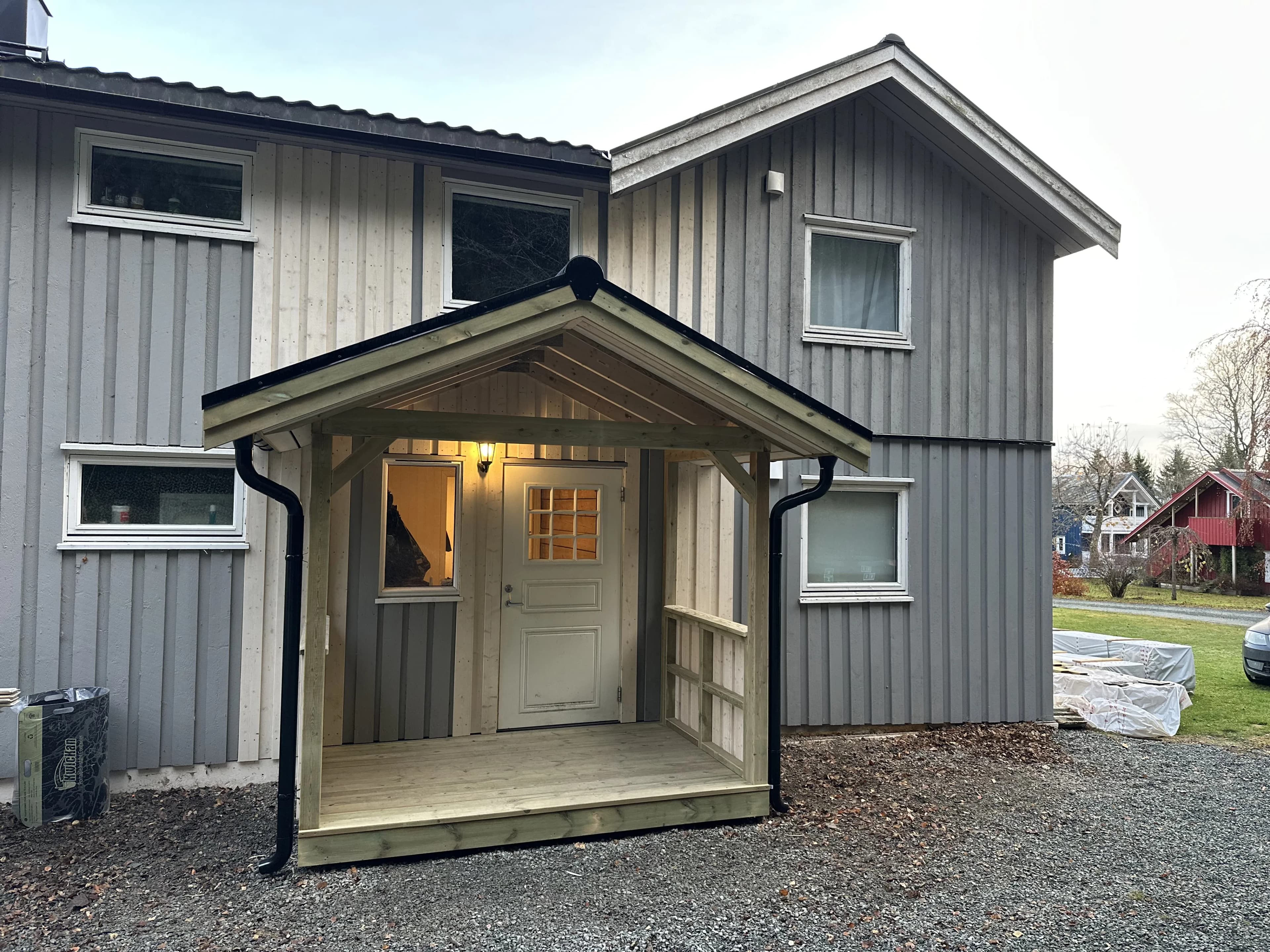 Renovert inngangsparti med spesialtilpasset oppbevaring