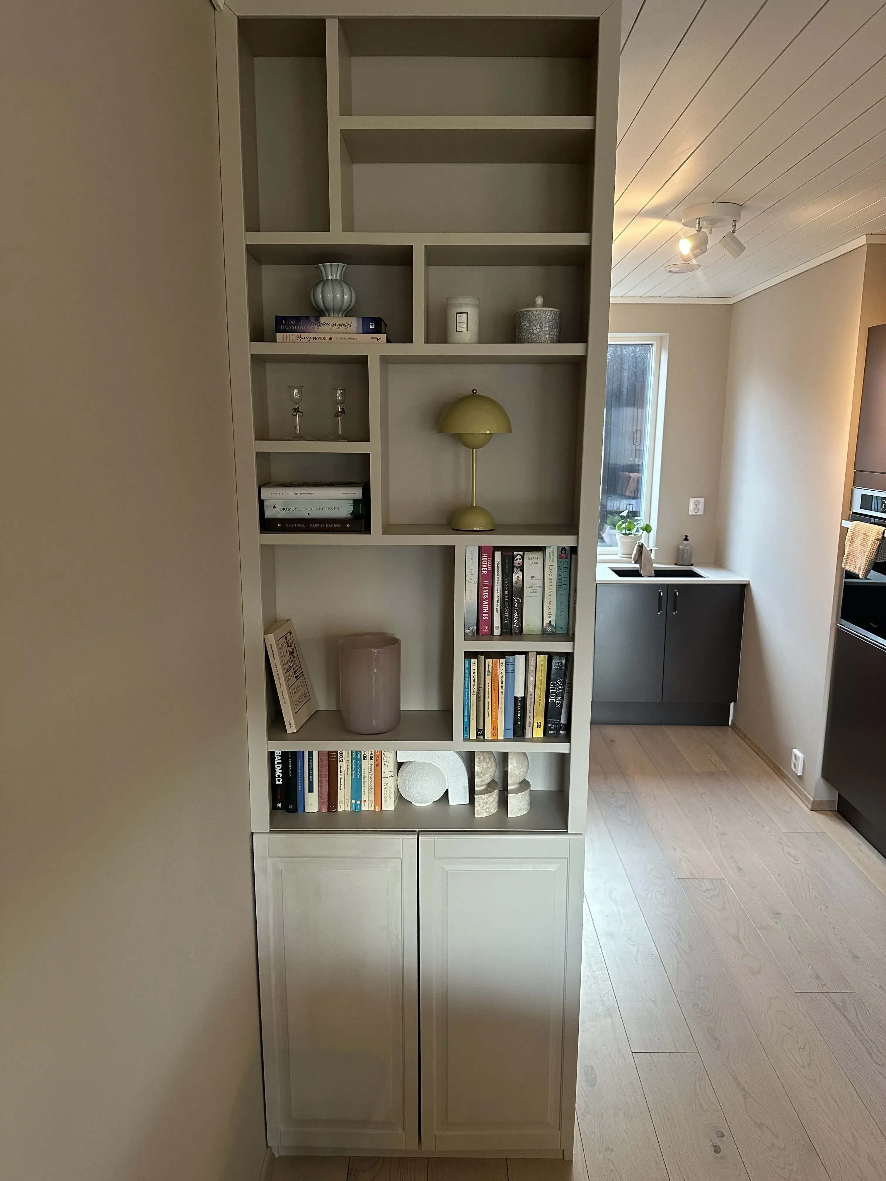 Plassbygd bokhylle med bøker — kvalitetshåndverk i detalj